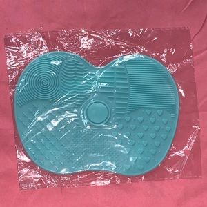 Makeup brush cleaner